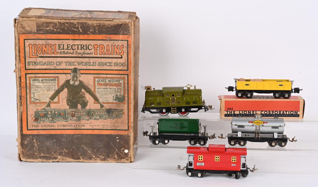 LIONEL 252 LOCOMOTIVE & FREIGHT CARS, BOXED (1 of 4)