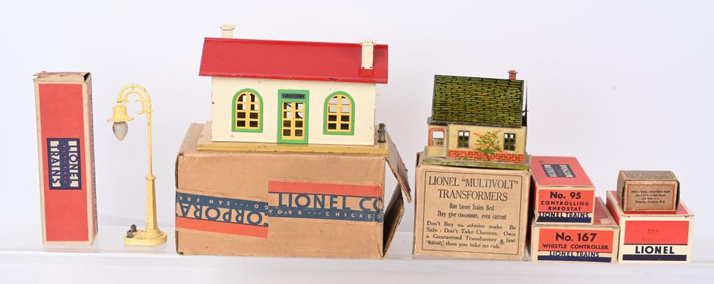 LIONEL 137 STATION, 184 BUNGALOW & MORE, BOXED (1 of 4)