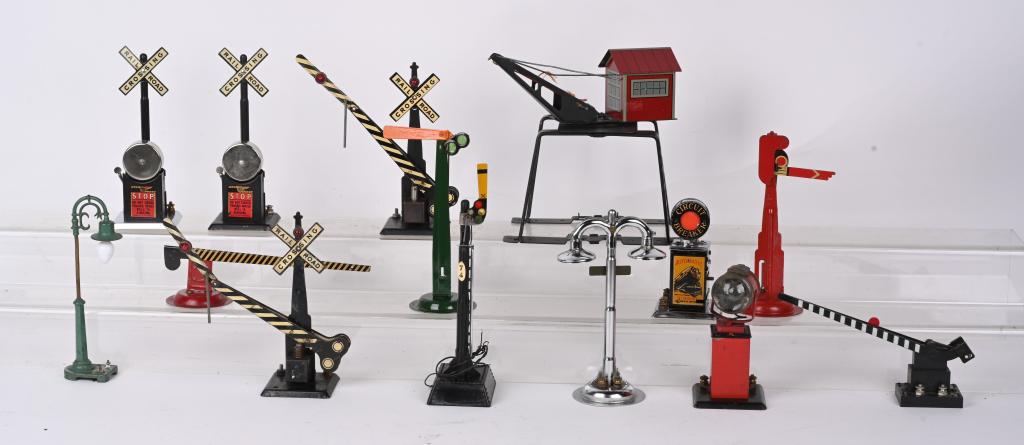 LARGE LOT TRAIN ACCESSORIES MARX & MORE (1 of 3)