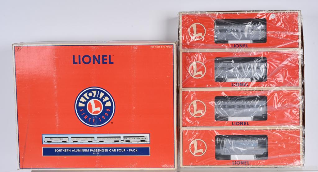 LIONEL 6-39119 SOUNTHERN ALUMINUM PASSENGER CARS (1 of 3)