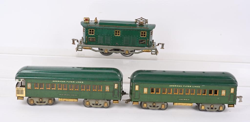 AMERICAN FLYER 4644 ENGINE & PASSENGER CARS (1 of 4)