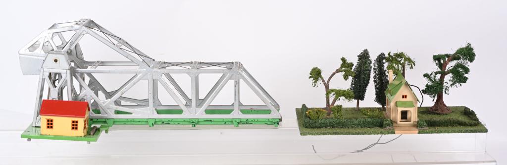 LIONEL 313 BASCULE BRIDGE & 913 LANDSCAPED PLOT (1 of 6)