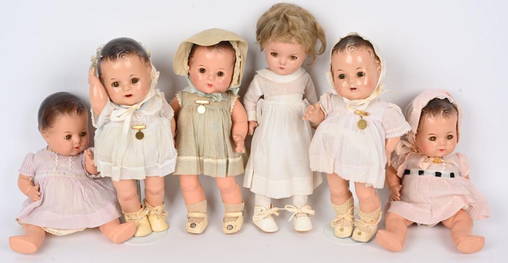 MADAME ALEXANDER DIONNE QUINTS & MOTHER (1 of 4)