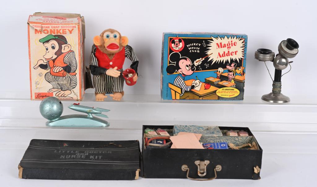 LOT OF VINTAGE TOYS (1 of 4)