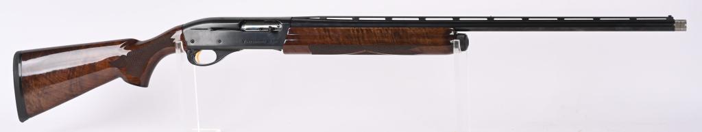 REMINGTON MODEL 1100 LT20 TOURNAMENT SKEET: SERIAL NUMBER R266103K BARREL 26" CALIBER 20 GAUGE MANUFACTURED REMINGTON. Blue finished with highly figured varnished walnut stocks with pistol grip. Vent rib barrel with interchangeable choke. White