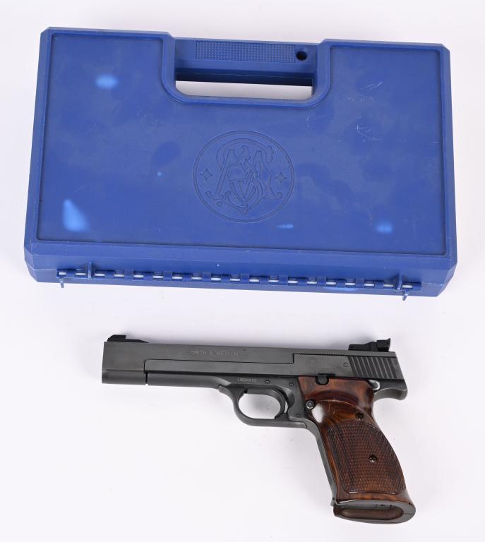 SMITH & WESSON MODEL 41 .22LR TARGET PISTOL: SERIAL NUMBER UBB6970 BARREL 5 1/2" CALIBER 22 LONG RIFLE MANUFACTURED POST 2000. Blue finished with laminated checkered wood stocks, Blue finish, adjustable sights and 10 round magazine. Comes is num