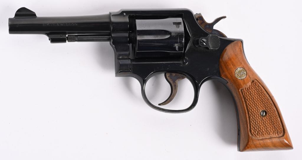 SMITH & WESSON MODEL 10-7 REVOLVER: SERIAL 5D01996. BARREL 4". CALIBER .38 SPECIAL. Built on square butt K-frame, 3-screw, pinned barrel, fixed sight, case color hammer & trigger, blue finish, checkered walnut grips with medallion. Cond
