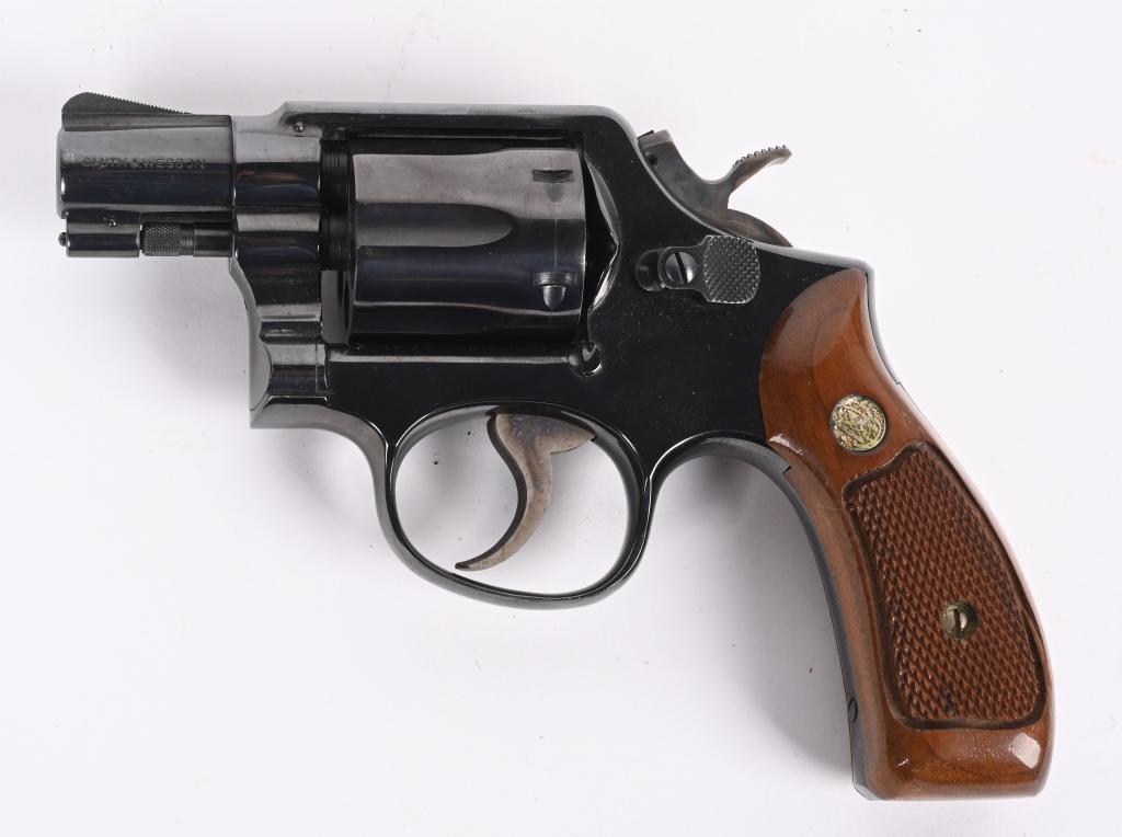 SHORT BARREL S&W MODEL 10-5 REVOLVER: SERIAL D2999929. BARREL 2". CALIBER 38 SPECIAL. MADE IN 1969-70. Built on round butt, K-frame, 3-screw, pinned barrel, six shot, fixed sights, blue finish, case color hammer & trigger with checkered w