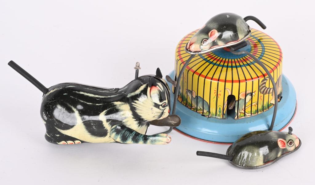 ESTERN GERMAN TIN WINDUP CAT CHASING MOUSE (1 of 3)