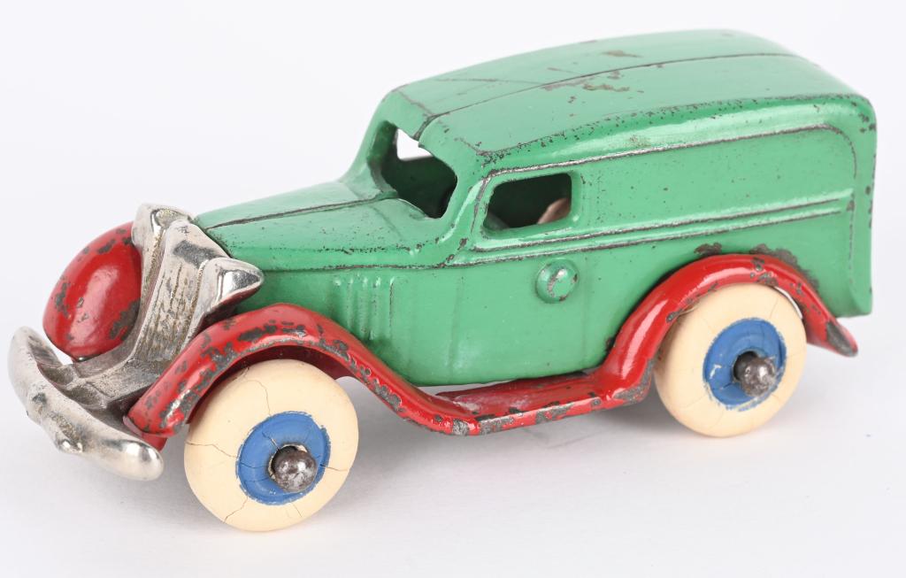 ARCADE CAST IRON CHEVROLET DELIVERY TRUCK (1 of 5)