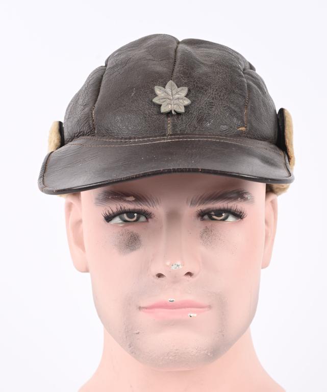WWII U.S. ARMY AIR FORCE AAF B-2 SHEEPSKIN CAP WW2: WWII B-2 Bomber cap with Lt. Col. insignia to the front. These were issued to bomber crews for wear at high altitude and became an iconic piece of American headgear for World War II aviators. Leather 