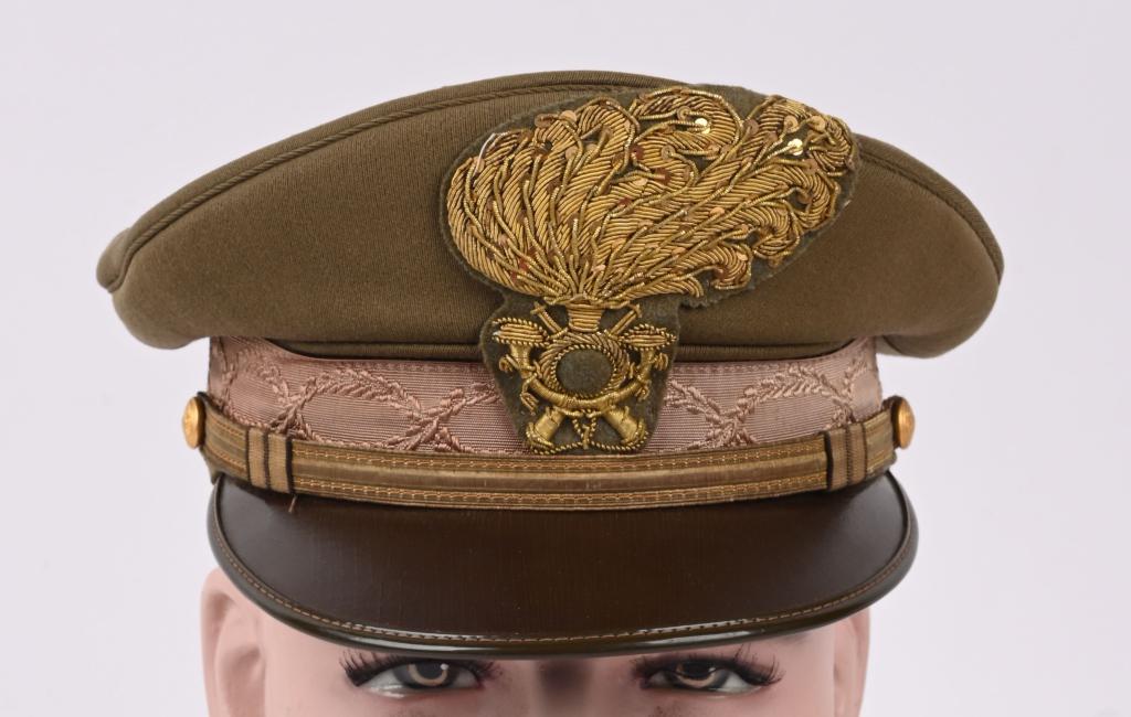 WW2 ITALIAN ROYAL RIFLEMAN OFFICER VISOR HAT WW2: Italian Rifleman's visor hat in excellent condition. This high quality hat is made of gray gabardine wool. The bullion insignia displaying a flaming bomb with hunting horn and crossed rifles is s