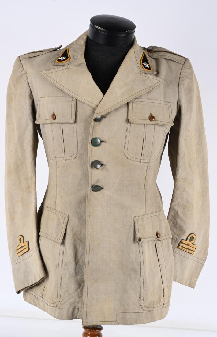 WWII ITALIAN ARTILLERY CAPTAIN TUNIC OR JACKET WW2: WWII khaki cotton Italian Captain of the Artillery service uniform. Tunic is complete with star collar tabs with yellow piping, Artillery bullion shoulder boards. Excellent
