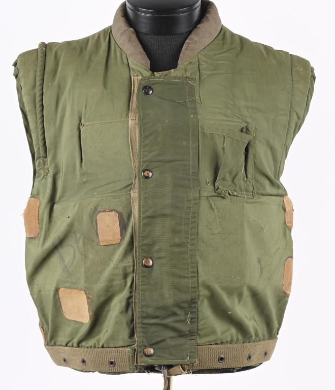 M1955 MARINE COPRS FLAK VEST W PLATES SIZE LARGE: M-1955, Marine Corps size large heavy flak vest still retains the original plates. Manufactured by the Milcom Products Inc. Overall excellent condition with some minor period repairs. The zipper 