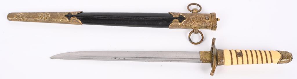 WWII IMPERIAL JAPANESE NAVAL OFFICERS DAGGER WW2: Imperial Japanese WWII Naval Officers Dagger & Scabbard. Measures 16 3/16" long overall. The steel blade measures 5/8" wide by 8 5/16" long. Has a black leather scabbard with brass fittings that have