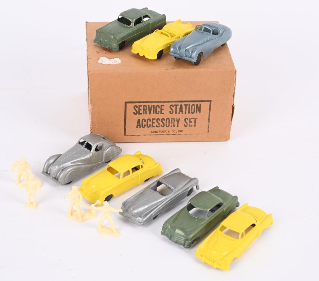 MARX SERVICE STATION ACCESSOY KIT: Marx Kit with Cars and People. Boxed
