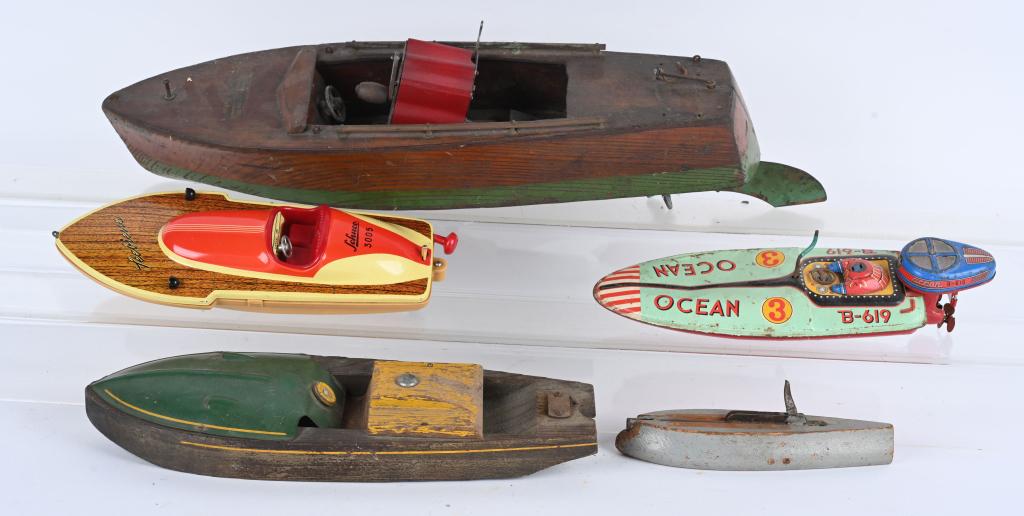 LOT OF VINTAGE TOY BOATS: lot of various toy boats. Largest 18" AS-IS