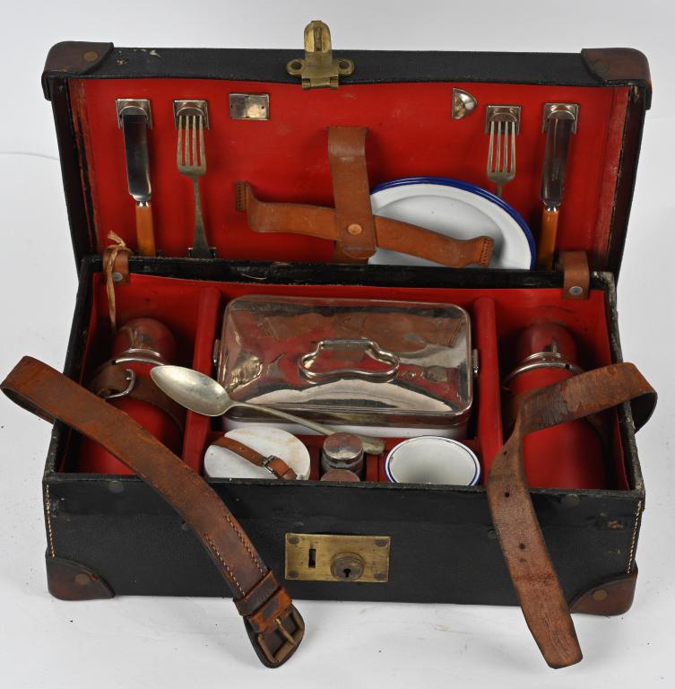 VINTAGE AUTOMOBILE PICINC KIT IN CASE (1 of 4)