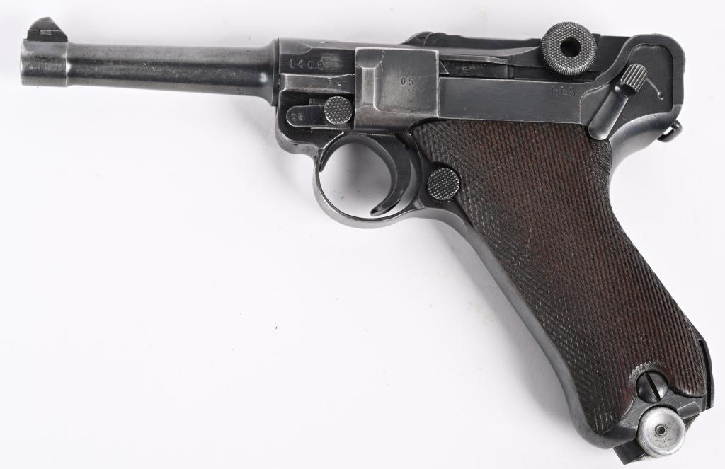 WW2 BYF/42 CODE MAUSER P-08 LUGER PISTOL: SERIAL NUMBER 1405L BARREL 4" CALIBER 9MM PARA, MANUFACTURED 1942 Blue finished with checkered walnut grips and blue finished magazine with alloy base. Chamber dated 42 with toggle marked BYF. Magazin