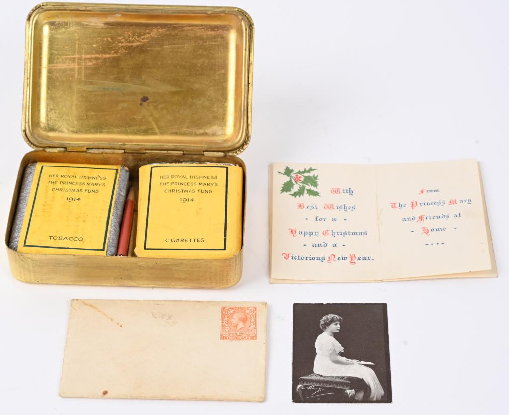 WW1 CHRISTMAS 1914 QUEEN MARY BRASS GIFT TIN WWI: WW1 vintage Christmas 1914 Princess Mary brass gift tin with Tobacco and Cigarettes for the troops. It is in a very good condition and the measurements are 12.9cm long x 8.5cm wide x 3cm deep. A brass