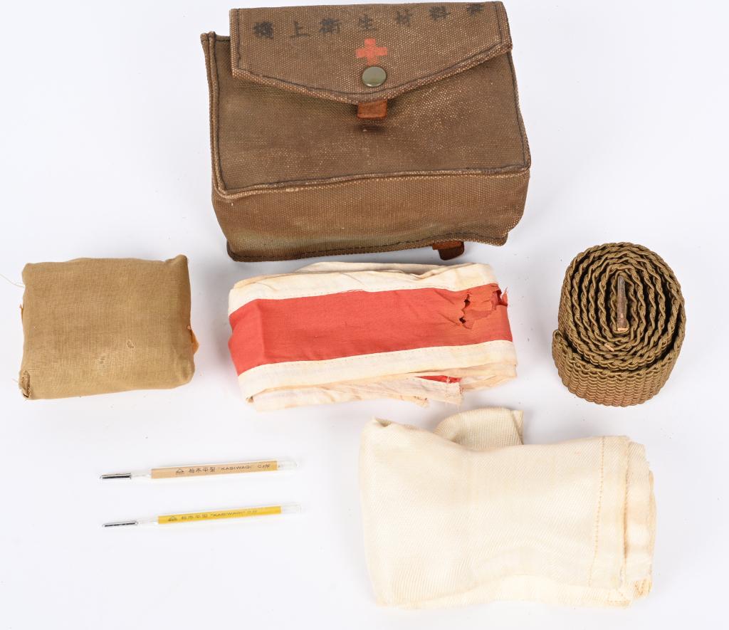 WWII JAPANESE ARMY MEDICAL KIT W TOURNIQUET WW2: Rare canvas version of an Imperial Japanese medical bag. This style bag replaced the heavier leather version and was the type that a Japanese medical officer used during World War II. The medic bag co