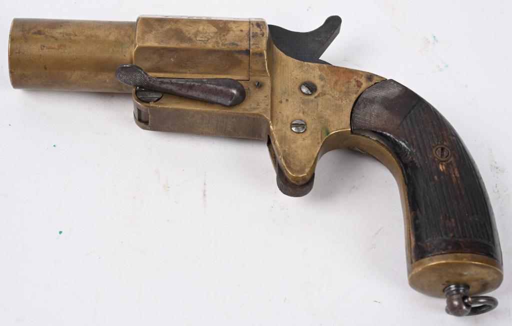 WWI SCOTT FETZER MARK IV FLARE PISTOL: Scott-Fetzer MARK IV Very Pistol brass framed 25mm flare gun serial numbered 7-532 in excellent serviceable condition.