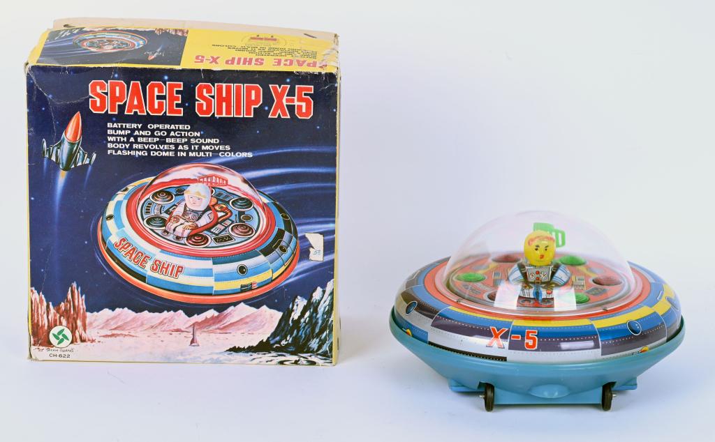 SHIAH GUANG BATTERY OP SPACE SHIP X-5 w/ BOX: Shiah Guang battery operated X-5 Space Ship. All original and complete. Nice looking toy. Worked when tested. Boxed 8" Excellent