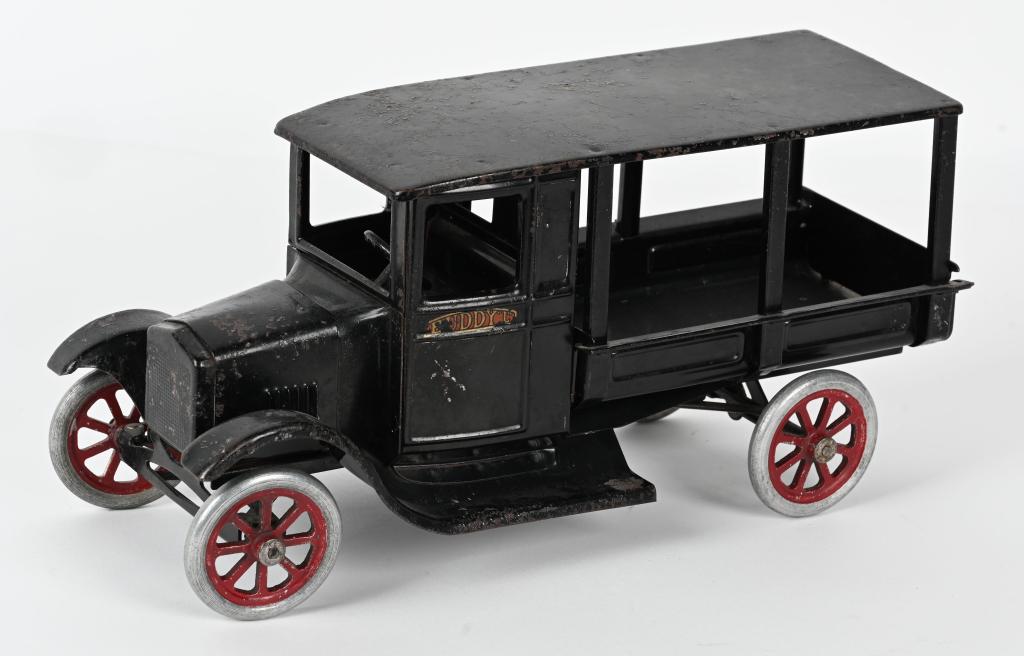 BUDDY L FLIVVER HUCKSTER: Scarce Buddy L Truck. All original paint and decals. Has some normal wear. Displays great. 14" Very Good-Excellent