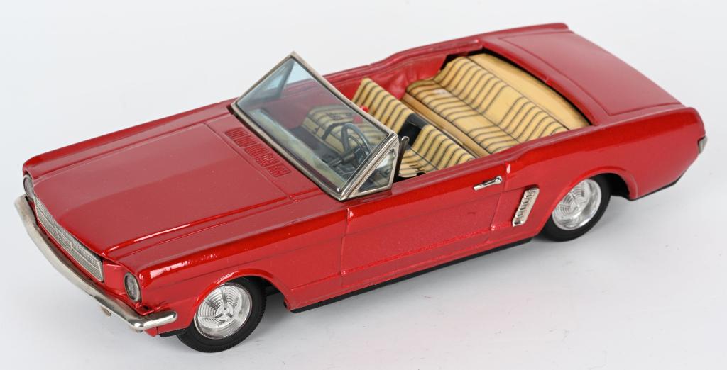 BANDAI BATTERY OP FORD MUSTANG CONVERTIBLE (1 of 5)