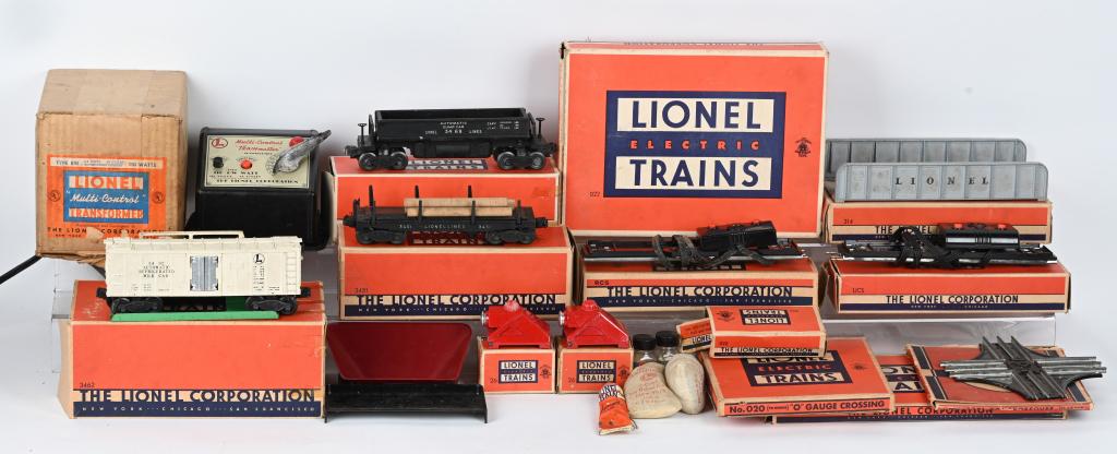 LARGE LOT POST WAR LIONEL CARS & ACCESSORIES (1 of 6)
