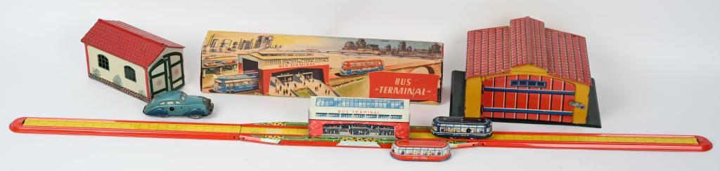 LOT OF VINTAGE TOYS (1 of 9)