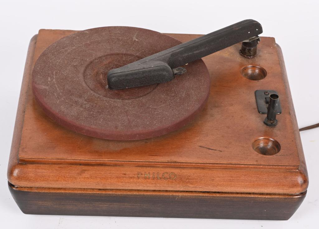 PHILCO WOODEN RECORD PLAYER (1 of 3)