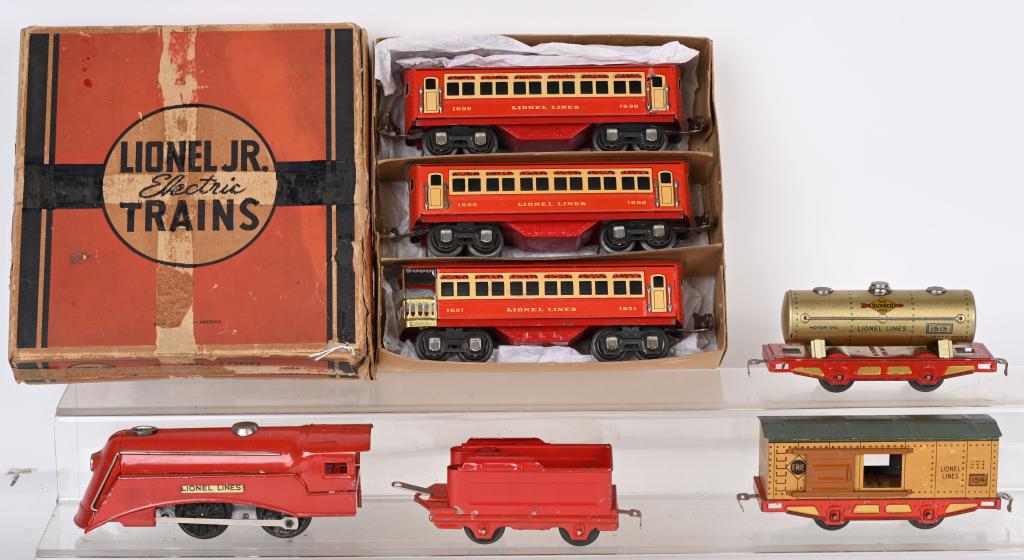 LIONEL JR CLOCKWORK ENGINE & CARS: Lionel Jr Clockwork Engine & Tender with #1060 3 Passenger Car Set with Box and 2 Freight Cars. All original. Excellent