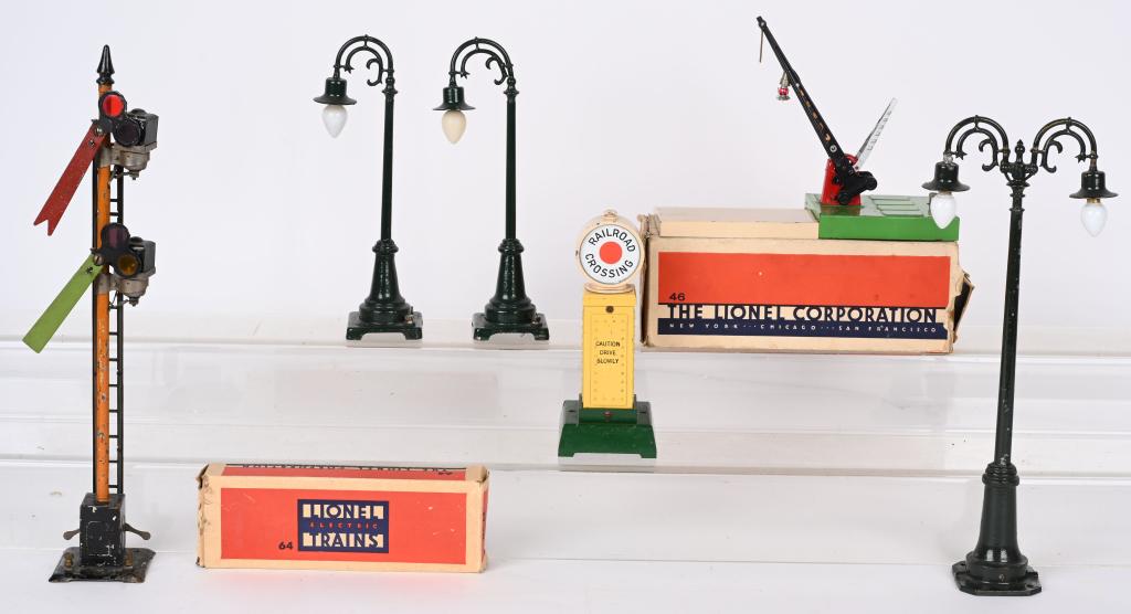LIONEL RAILROAD ACCESSORIES (1 of 3)