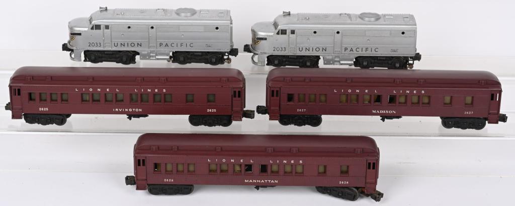 LIONEL 2033 UNION PACIFIC DIESEL ENGINES, & 3 CARS (1 of 4)