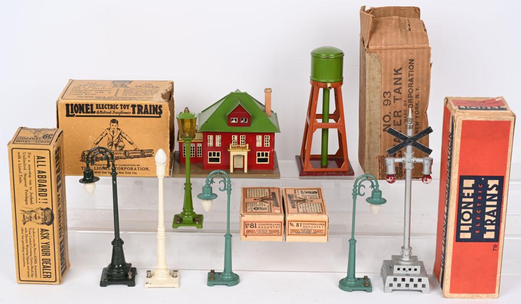 LIONEL TRAIN ACCESSORIES LOT (1 of 3)