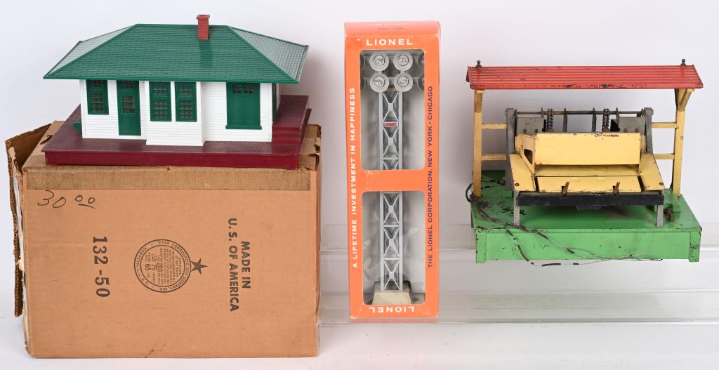 LIONEL ACCESSORIES LOT (1 of 4)