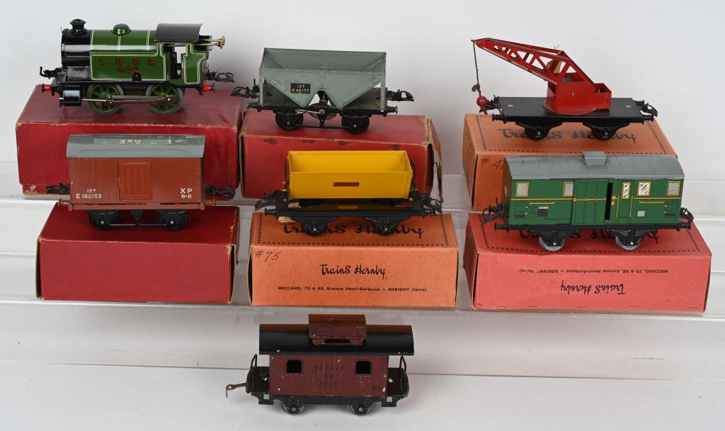 HORNBY LOCOMOTIVE & FREIGHT CARS (1 of 2)