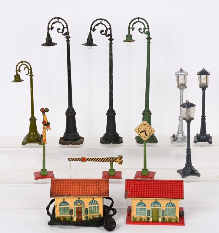 LIONEL LAMP POSTS & TRANSFORMER STATIONS (1 of 3)