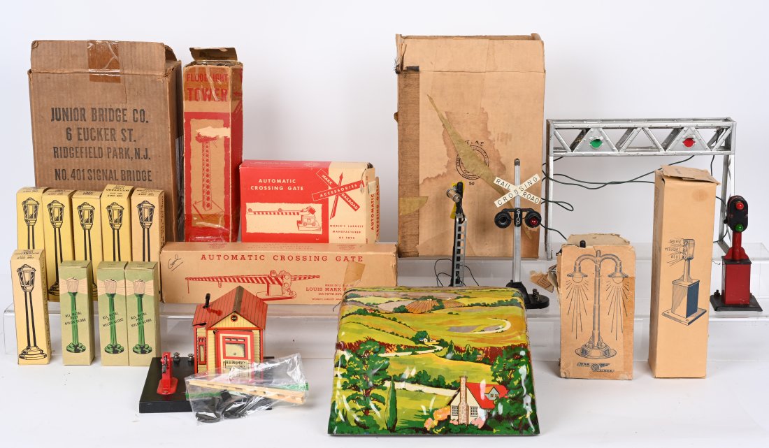 HUGE LOT OF MARX TRAIN ACCESSORIES w/ BOXES (1 of 4)