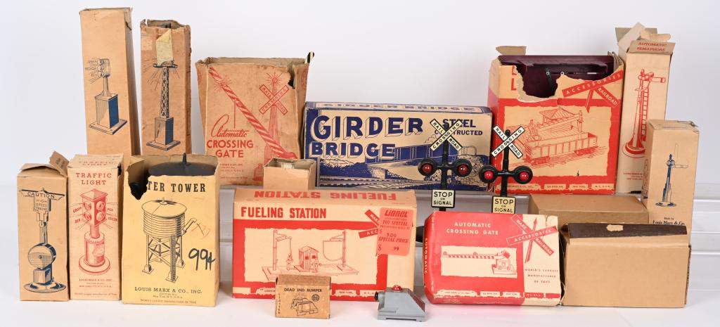 LARGE LOT OF MARX TRAIN ACCESSORIES (1 of 4)