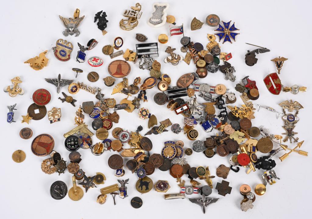 LARGE LOT US US MILITARY INSIGNIA LAPEL PINS BADGE: Large lot of US military insignia from Lapel badges from the US Navy, US Army and the Marine Corps from all periods to the Civil War to Post WWII, Collar Disk and more