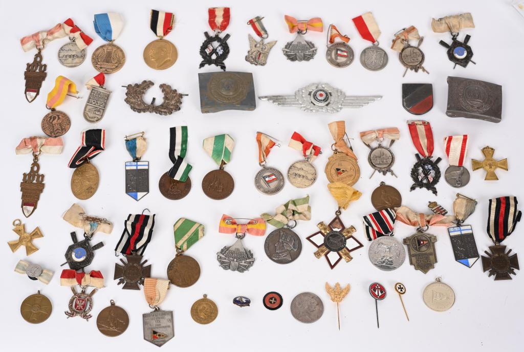 WW1 & WWII GERMAN MEDAL LOT REGIMENTAL CAP BADGES: Large lot of German militaria including badges mostly Imperial and regimental badges, Belt BuckleStickpins and cap insignia