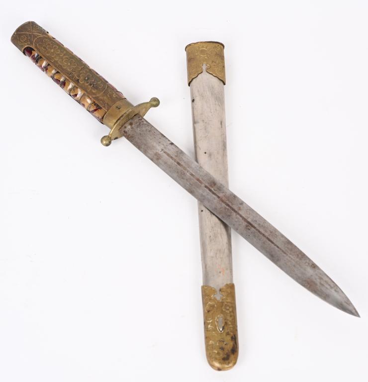 WWII CHINESE NATIONALIST OFFICERS HONOUR DAGGER: A rare example of the type of dress dagger that was approved for wear by officers of the Chinese Nationalist Army at the time of the Sino-Japanese war of 1937-1945. They were both finely and crudely m
