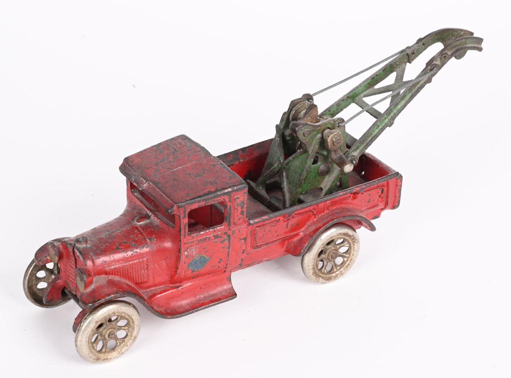 ARCADE CAST IRON WEAVER TOW TRUCK (1 of 4)