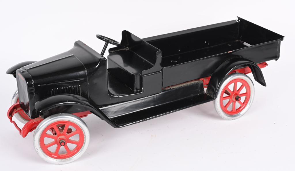 BUDDY L PRESSED STEEL EXPRESS TRUCK: Nicely restored Buddy L Express Truck. Displays great. 24" Excellent