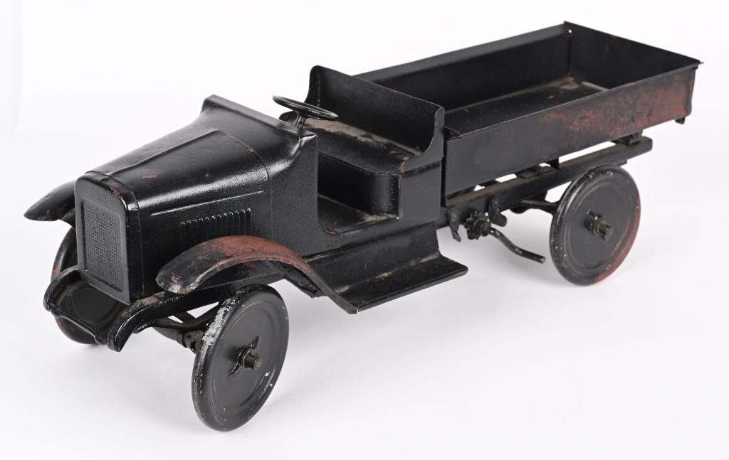 BUDDY L PRESSED STEEL CHAIN DUMP TRUCK (1 of 3)