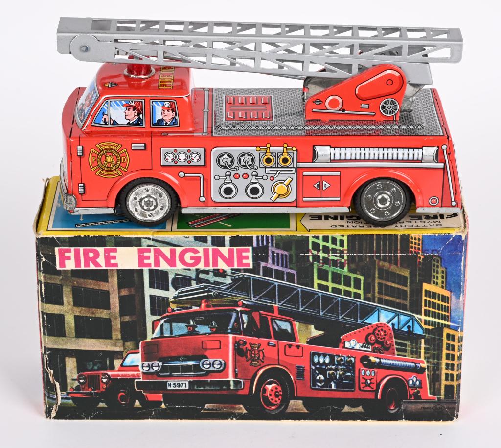 JAPAN BATTERY OP FIRE ENGINE w/ BOX (1 of 7)