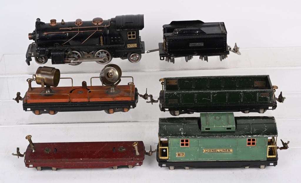 LIONEL PREWAR 262 LOCOMOTIVE & FREIGHT CARS (1 of 4)
