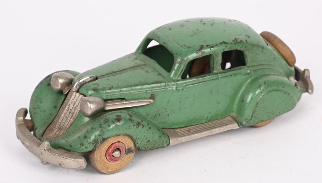 HUBLEY CAST IRON STUDEBAKER SEDAN: Hubley cast iron Studebaker Sedan. Great original paint. Nickel grill and Chasse. Has all original white rubber tires. No breaks or repairs. 6 3/4" Excellent